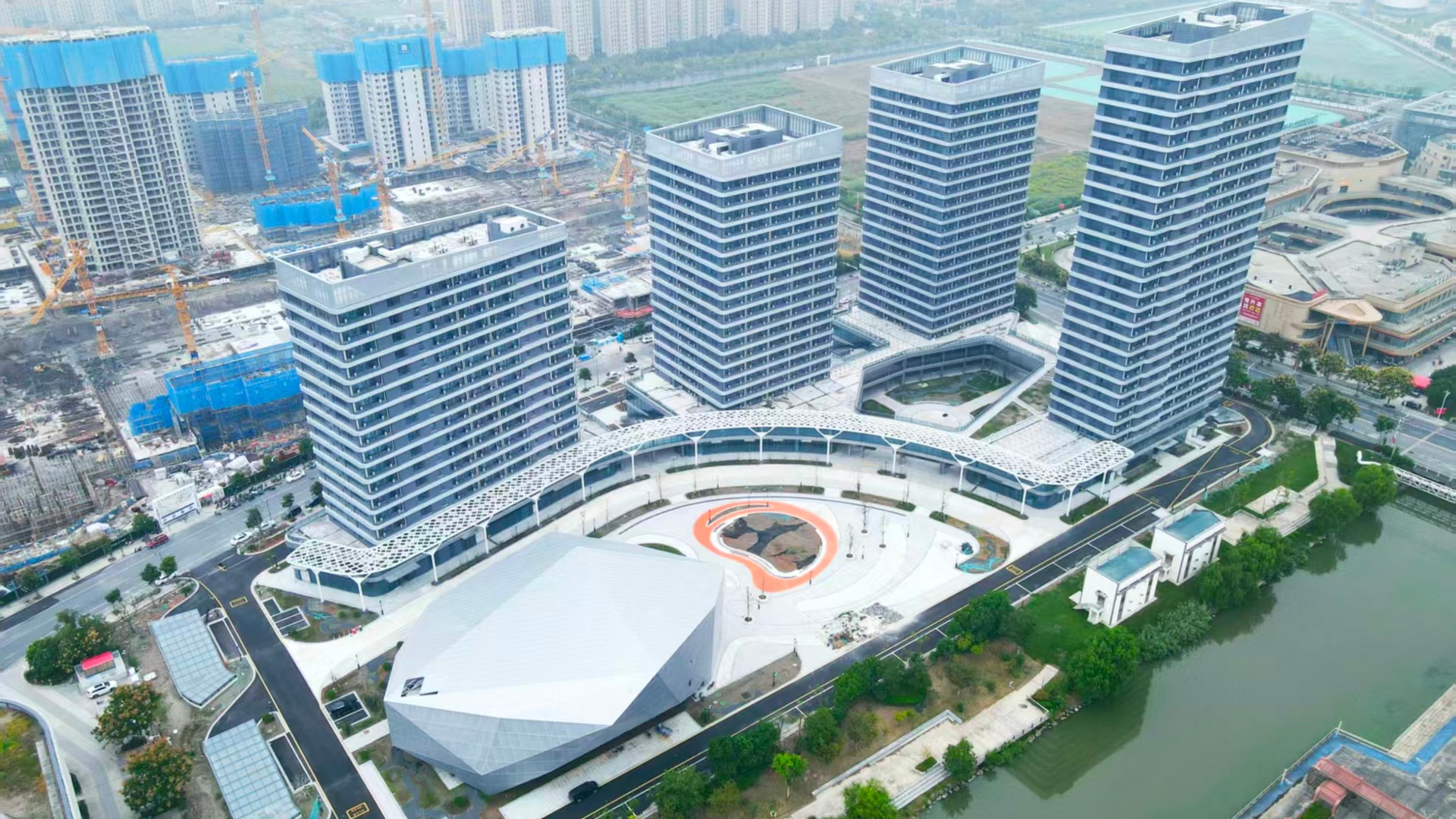 滨控集团携手华住集团开启公寓运营新篇章